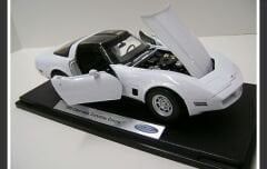 WELLY 12546 1/18 1982 CHEVROLET CORVETTE COUPE-WHITE