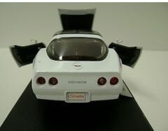 WELLY 12546 1/18 1982 CHEVROLET CORVETTE COUPE-WHITE