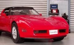WELLY 12546 1/18 1982 CHEVROLET CORVETTE COUPE-RED